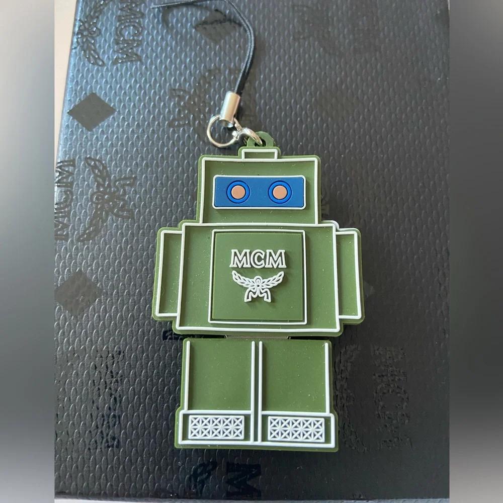 🔥MCM Gifting keychain USB Robot, trendy Gift for your Man or young techie
